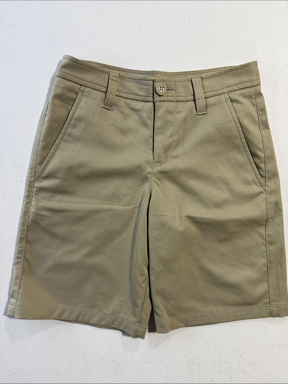 Under Armour khaki golf shorts boy’s size 10 *Like New*